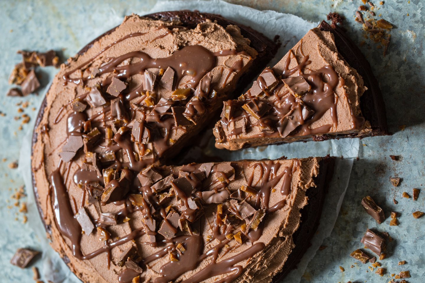 Saftig sjokoladekake med pisket sjokoladekrem og daim