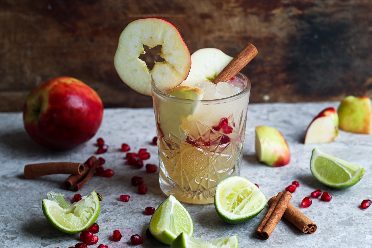 Julemocktail med eple, ingefær og lime