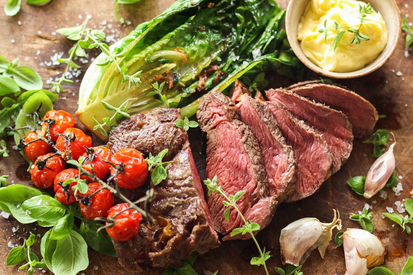 Helgrillet entrecote med grillet hjertesalat og hvitløkssmør