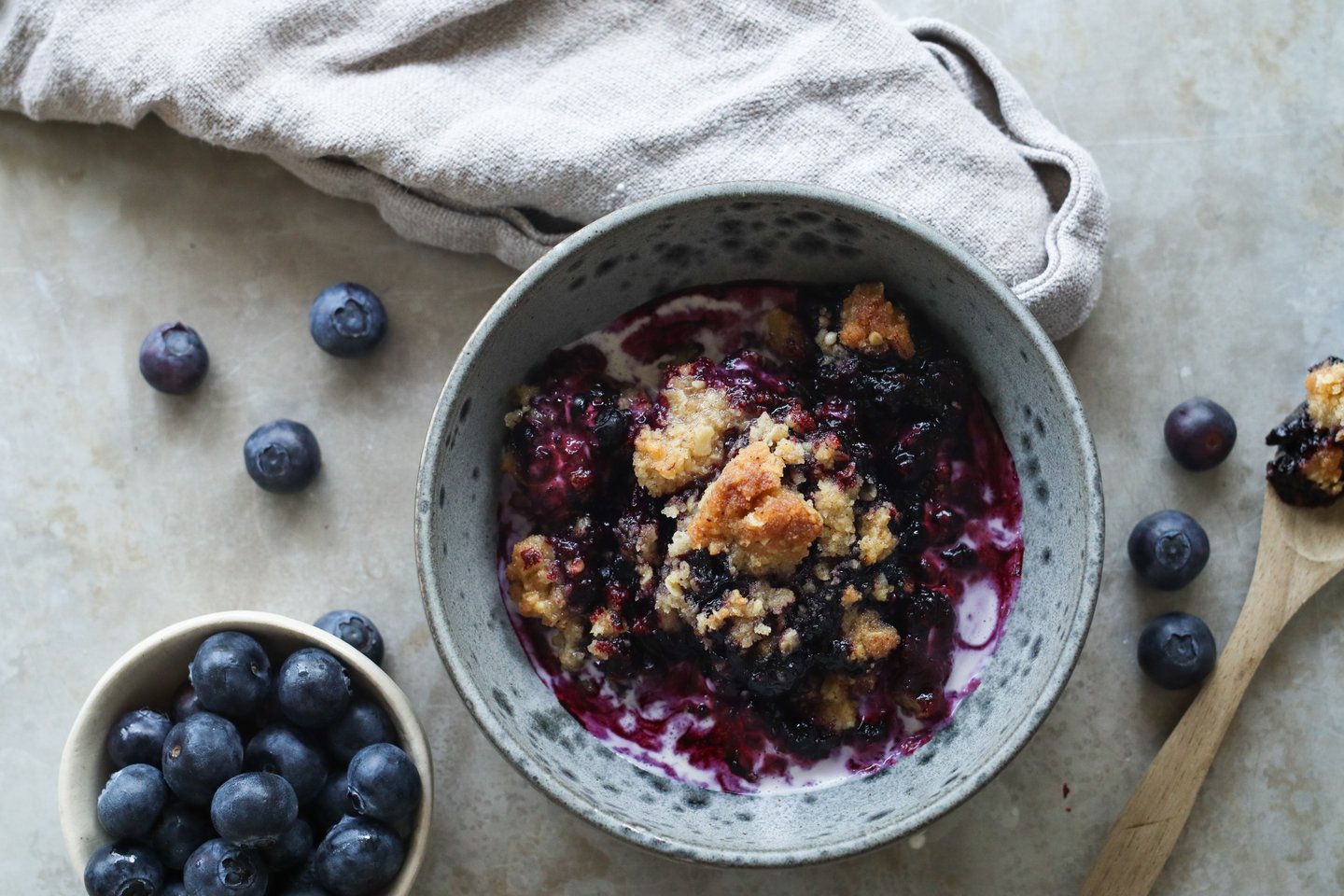 Blåbærpai med crumble