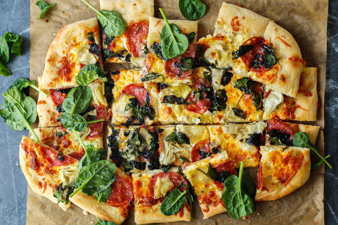 Pizza med fennikelsalami og artisjokk