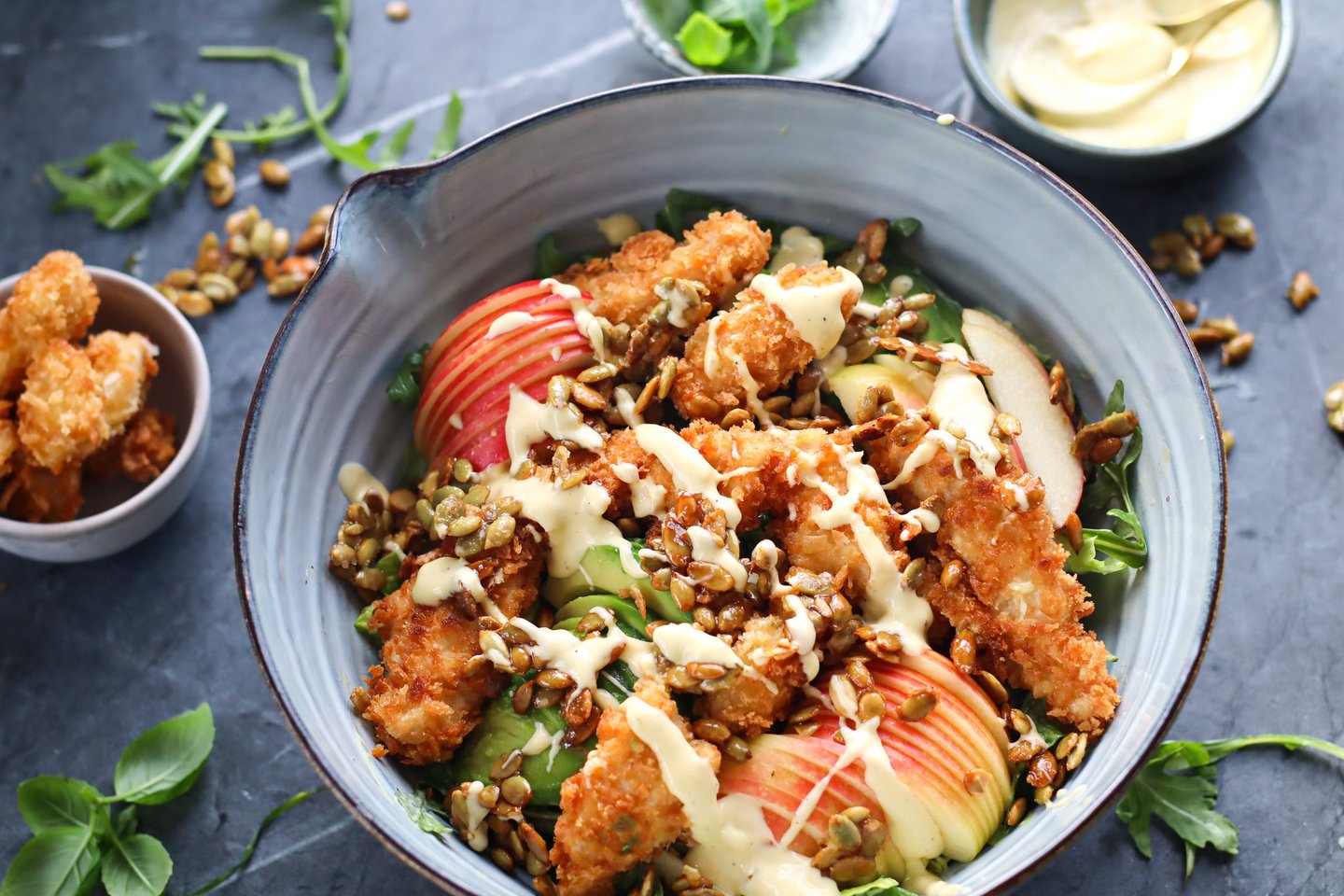Salat med eple og fritert kylling