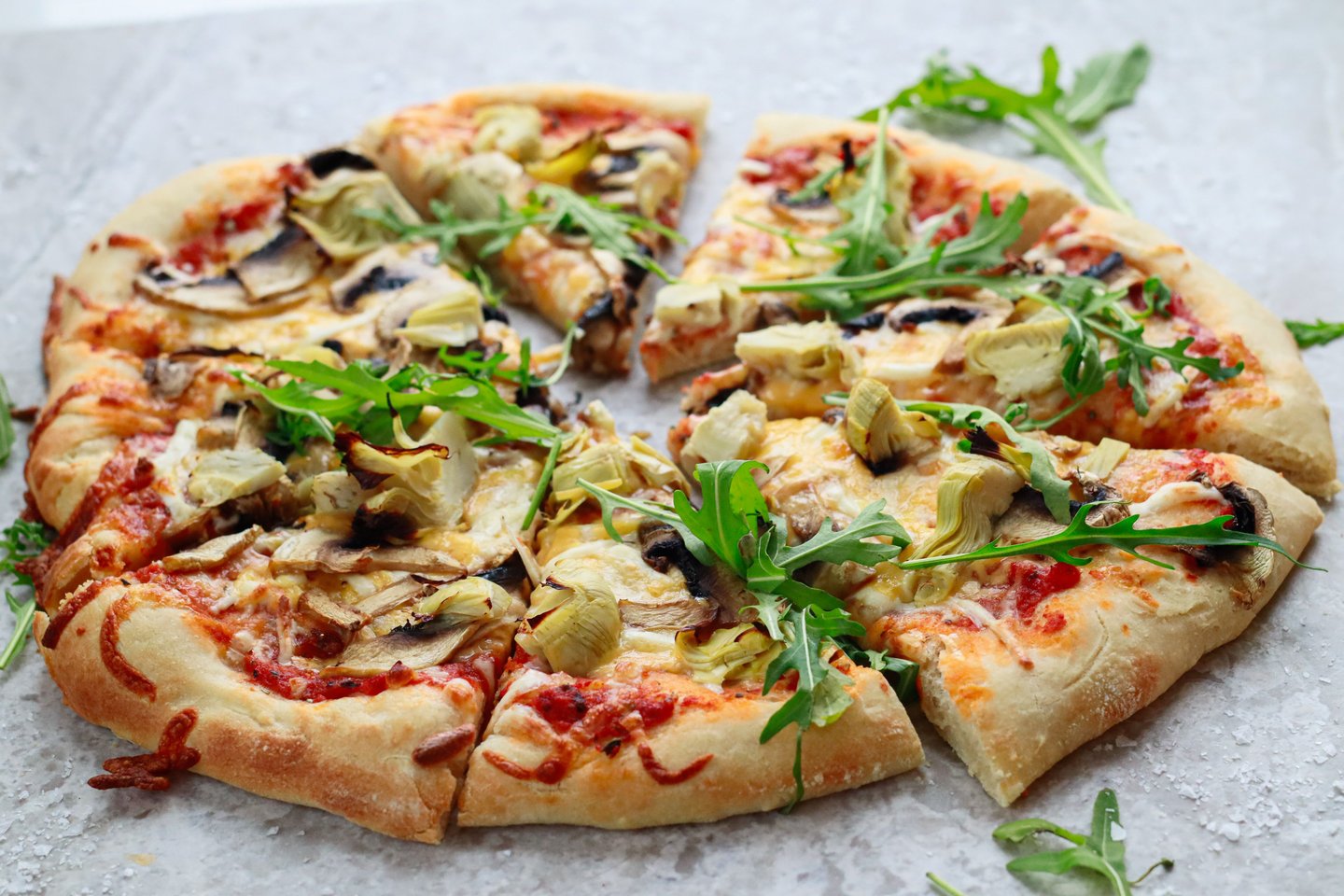 Pizza med sopp og artisjokk