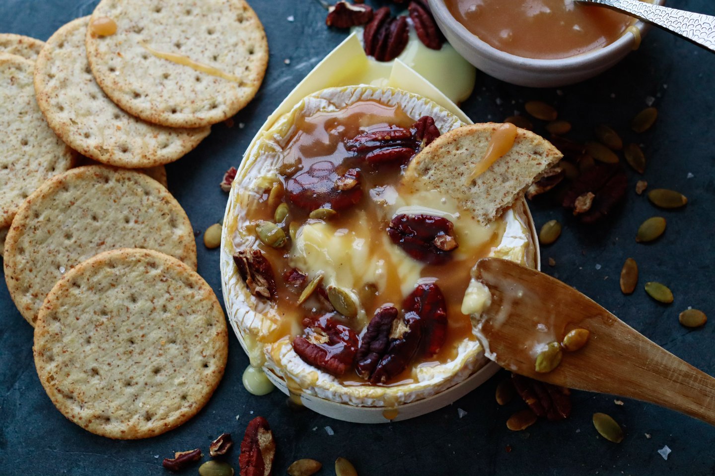 Bakt camembert med karamell og nøtter