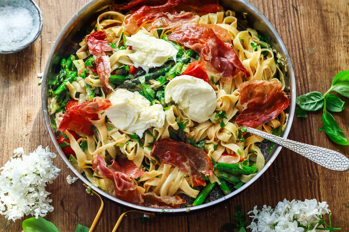 Sommerpasta med cherrytomater, asparges og nykål