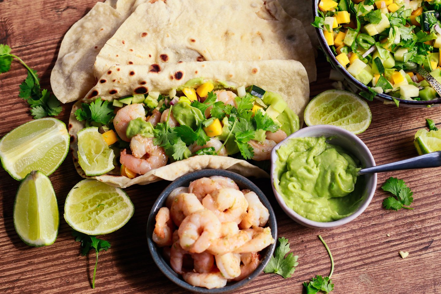 Wrap med scampi, avokadokrem og ananassalsa