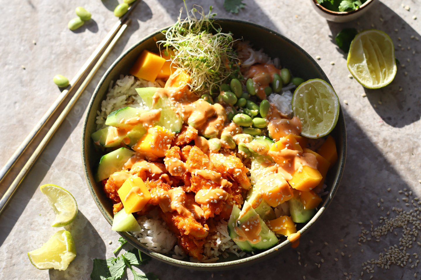 Crispy kyllingbowl med mango og srirachamayo