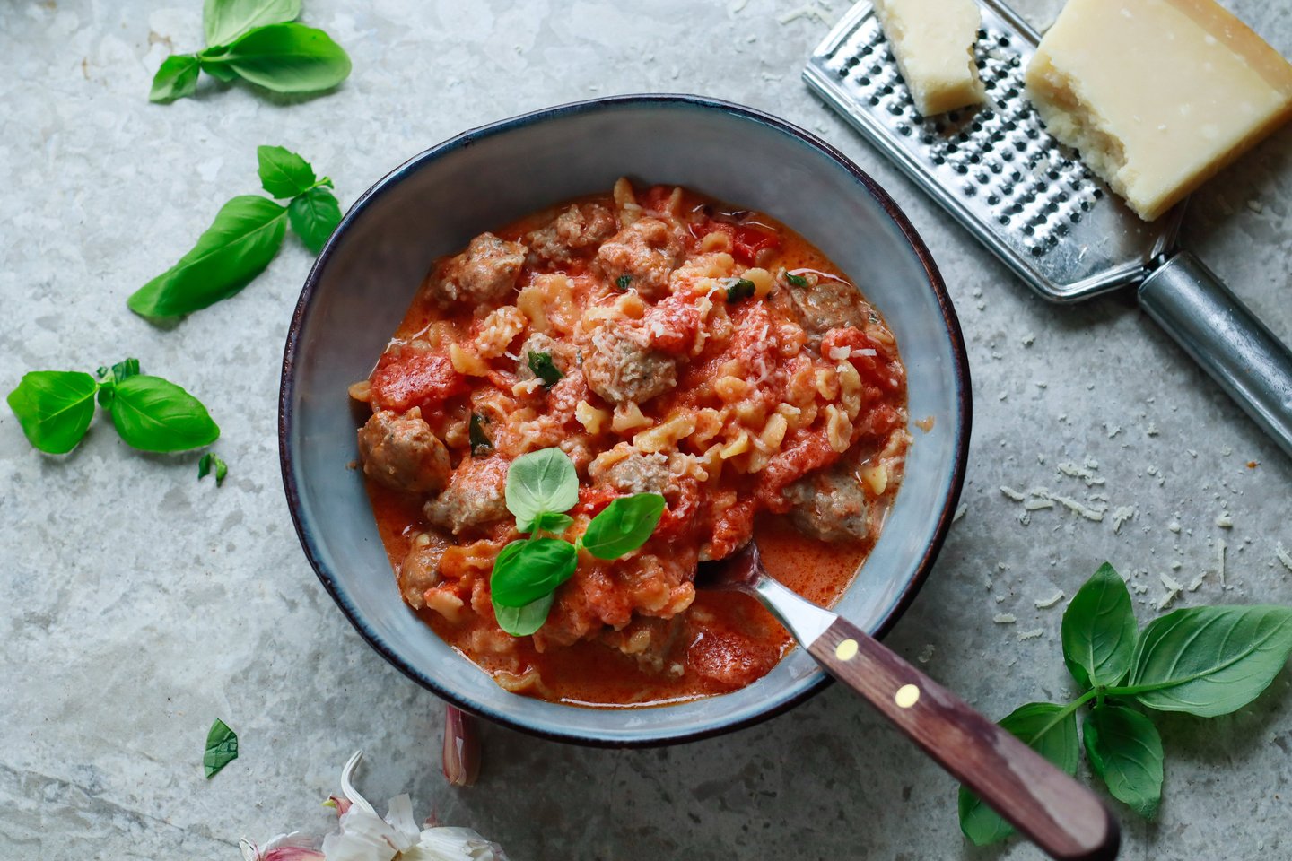 Lammekjøttboller med plommetomatsaus