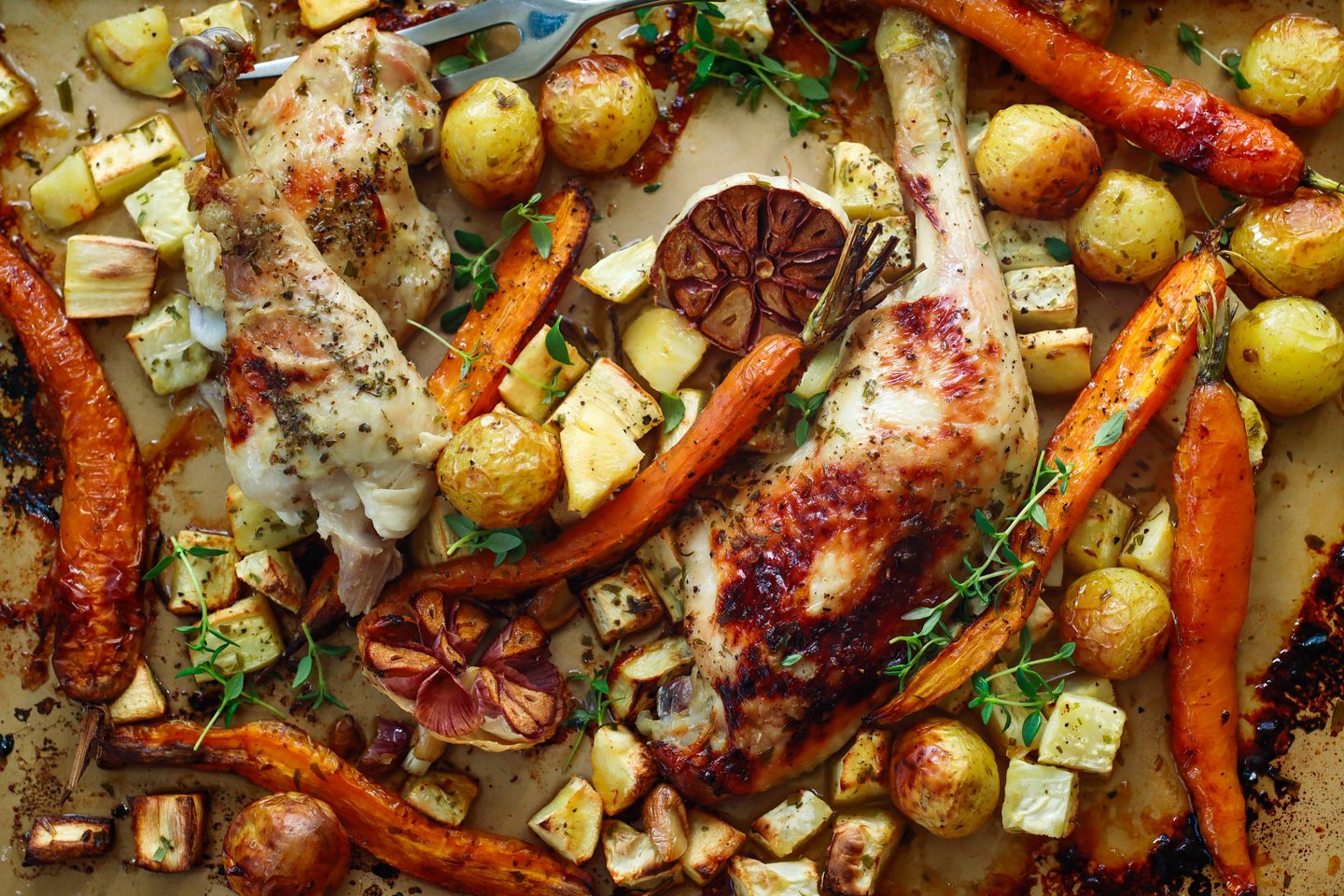Ovnsstekte rotgrønnsaker og saftig kyllinglår