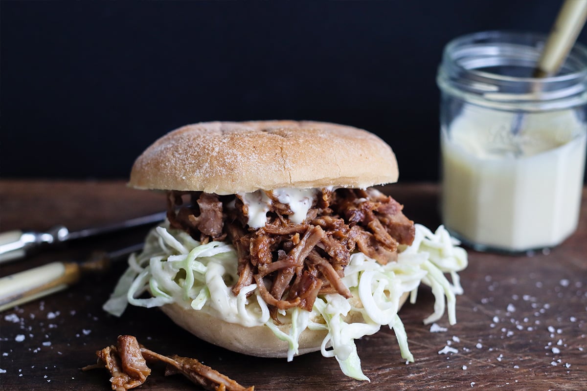 Pulled pork av nakkekoteletter, med coleslaw og aioli