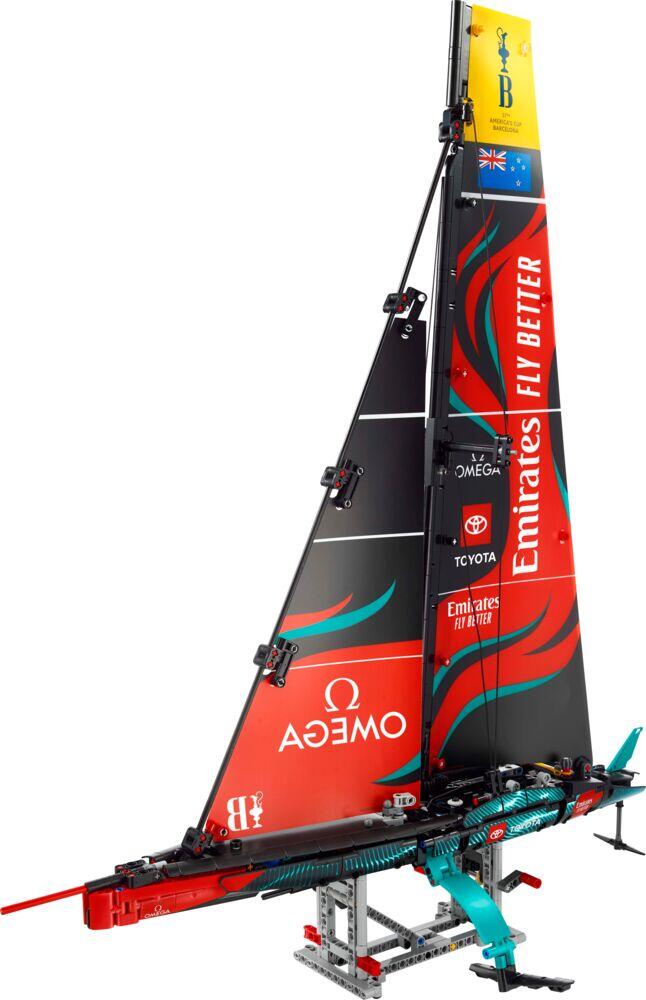 LEGO® Technic Yachten Emirates Team New Zealand AC75 42174