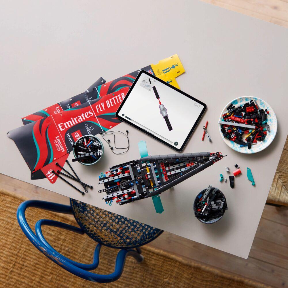 LEGO® Technic Yachten Emirates Team New Zealand AC75 42174