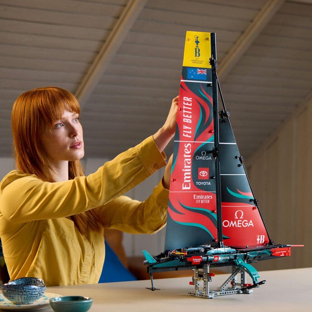 LEGO® Technic Yachten Emirates Team New Zealand AC75 42174