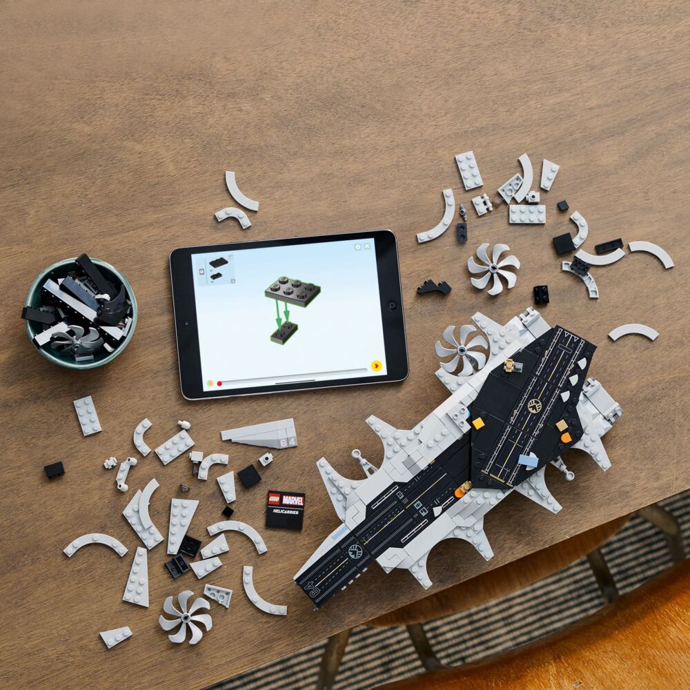 LEGO® Marvel Avengers’ helicarrier 7629