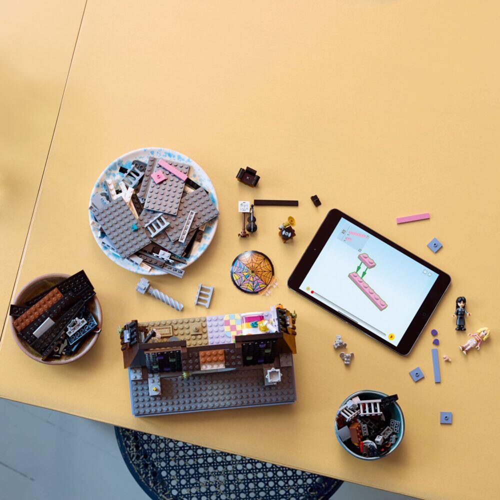 LEGO® Wednesday: Wednesday og Enids studentrom 76781