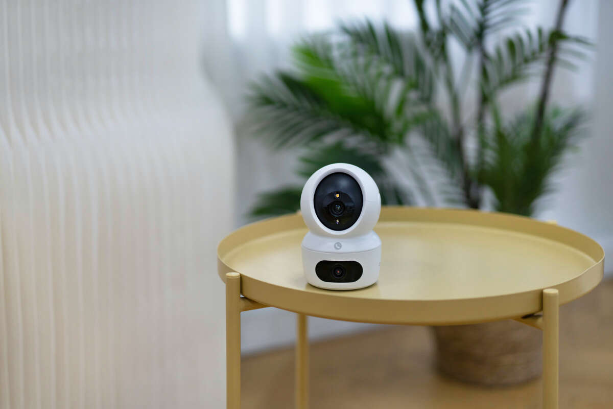 EZVIZ H7C 4MP Wi-Fi kamera med to objektiver for panorering og tilt