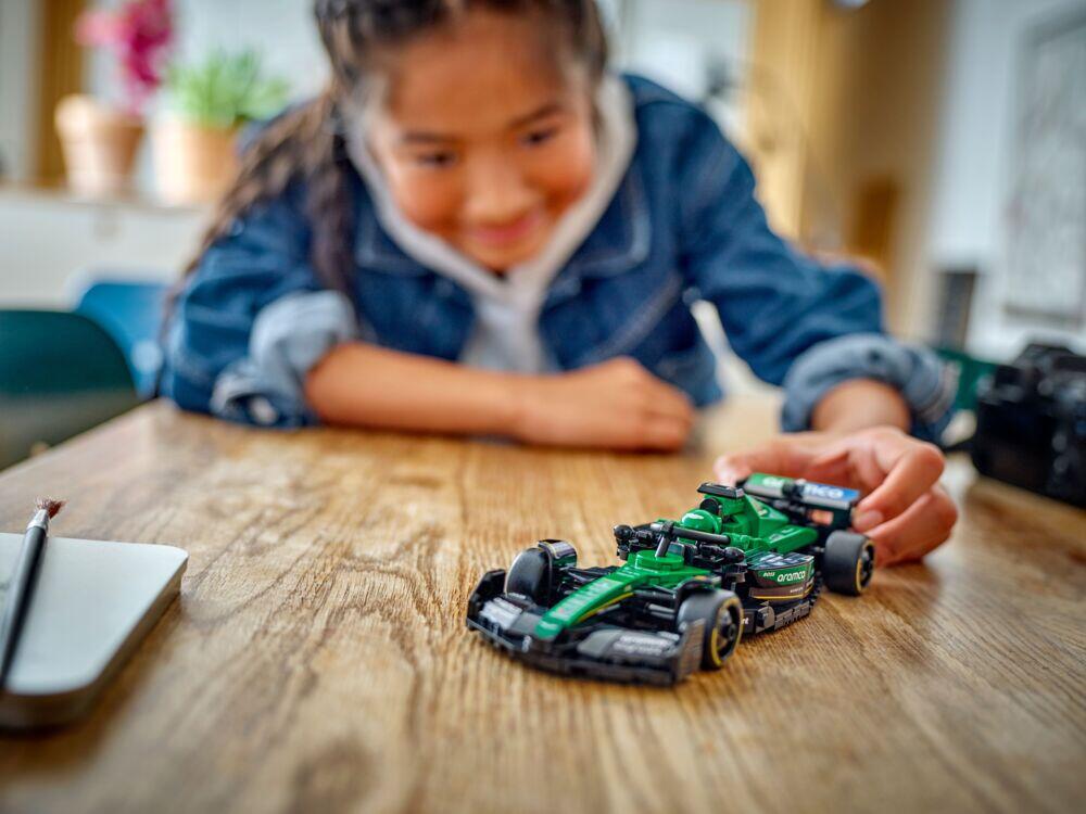 LEGO® Speed Champions Aston Martin Aramco F1® AMR24-racerbil 77245