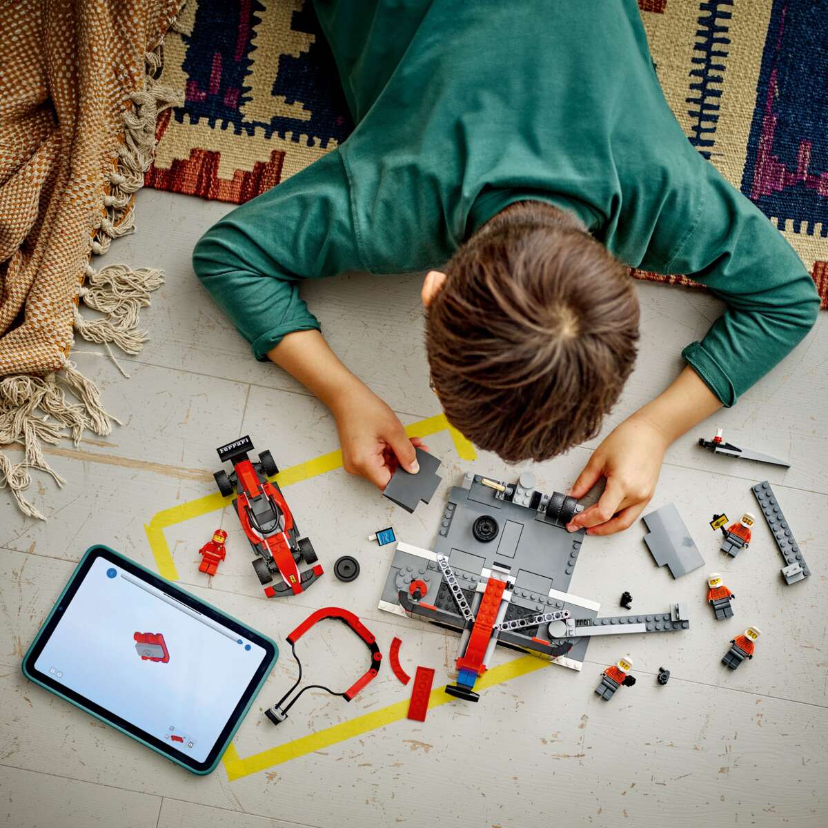 LEGO® City F1®-depotstopp og -team med Ferrari-bil 60443