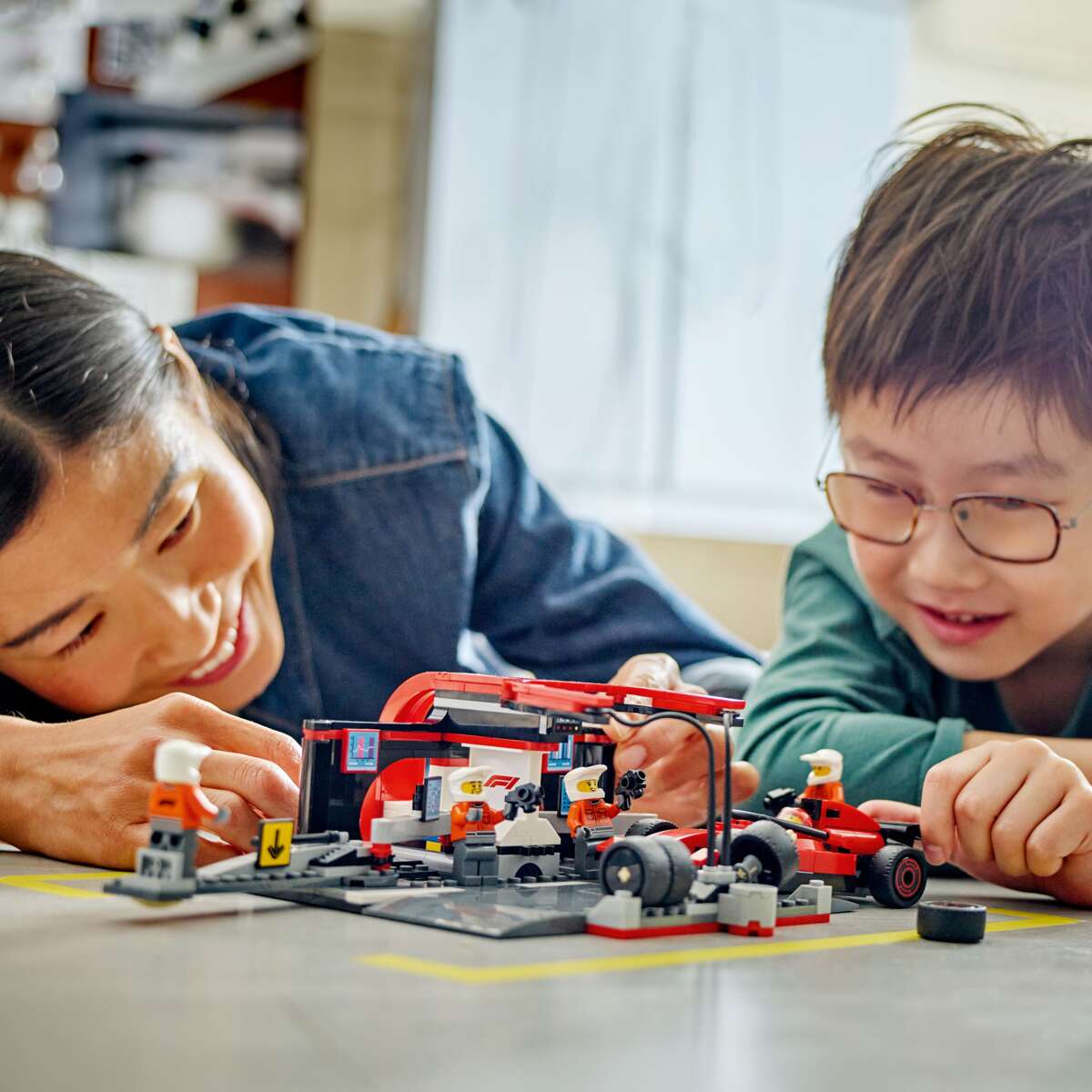 LEGO® City F1®-depotstopp og -team med Ferrari-bil 60443