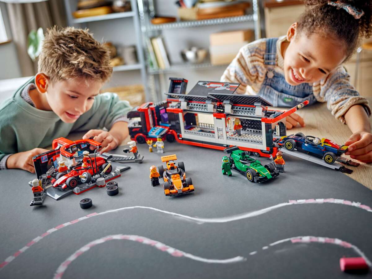 LEGO® City F1®-depotstopp og -team med Ferrari-bil 60443