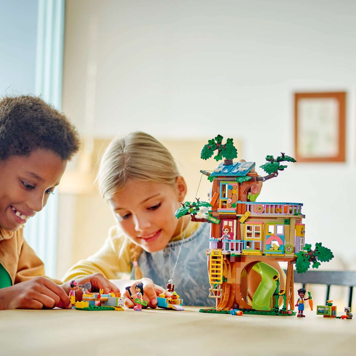 LEGO® Friends Koselig hytte i vennskapstreet 42652