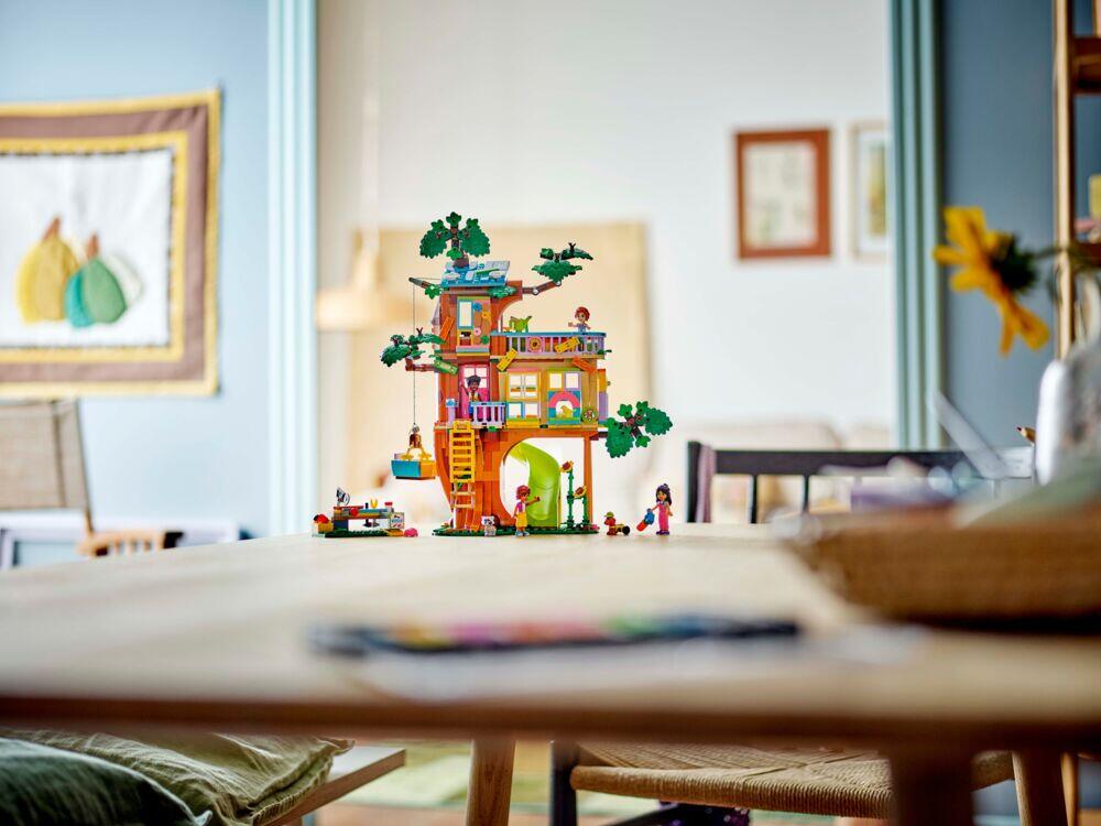 LEGO® Friends Koselig hytte i vennskapstreet 42652