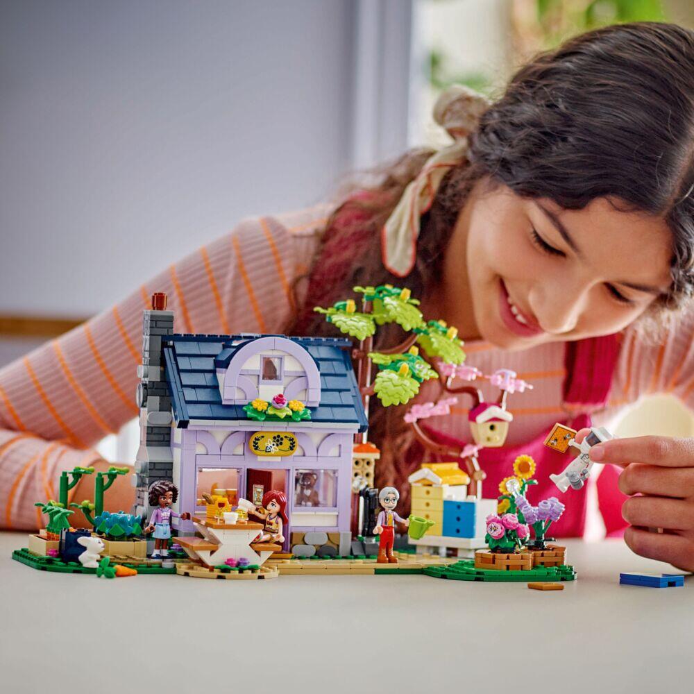 LEGO® Friends Birøkternes hus og blomsterhage 42669