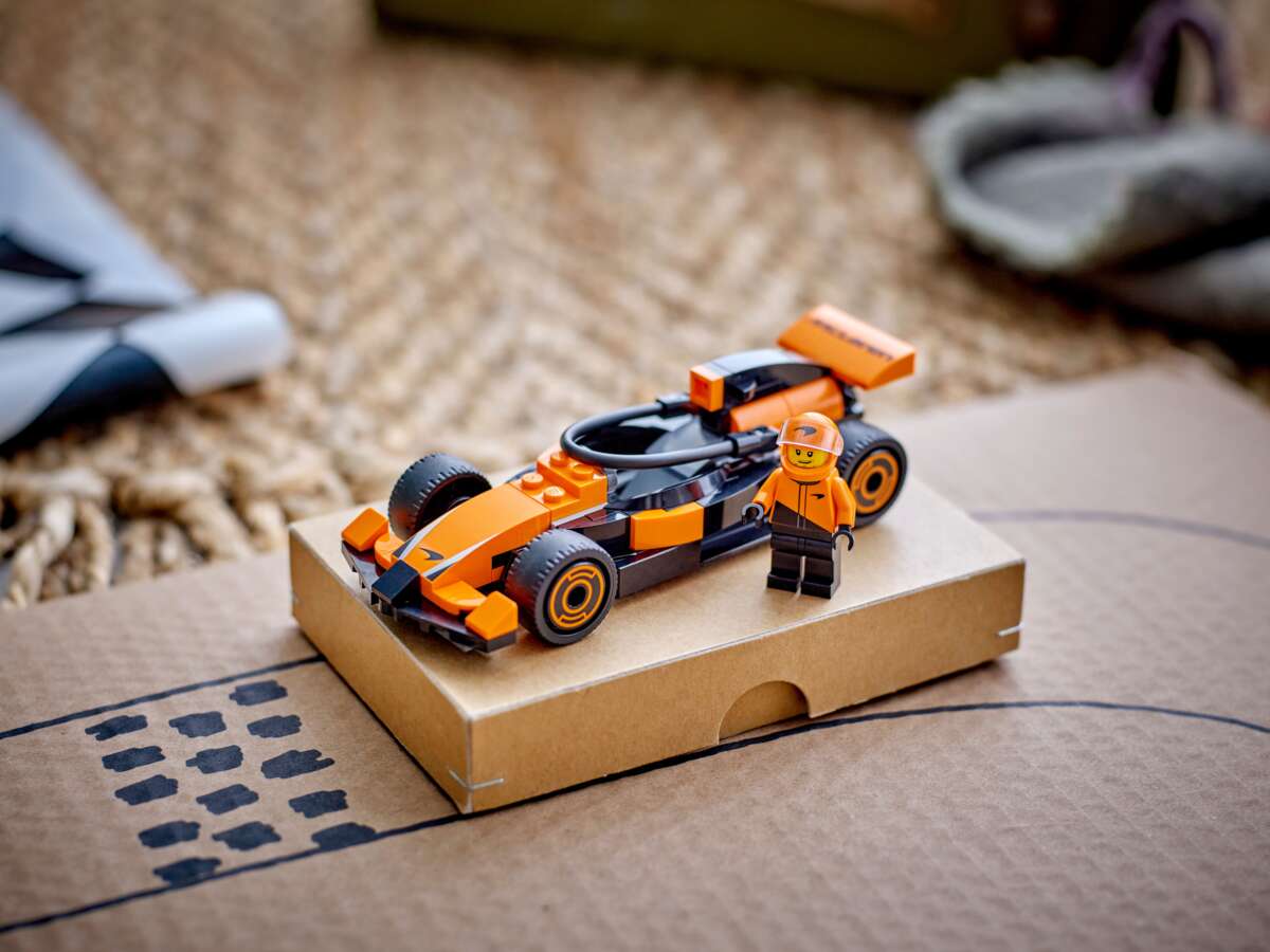 LEGO® City F1®-fører med McLaren-racerbil 60442
