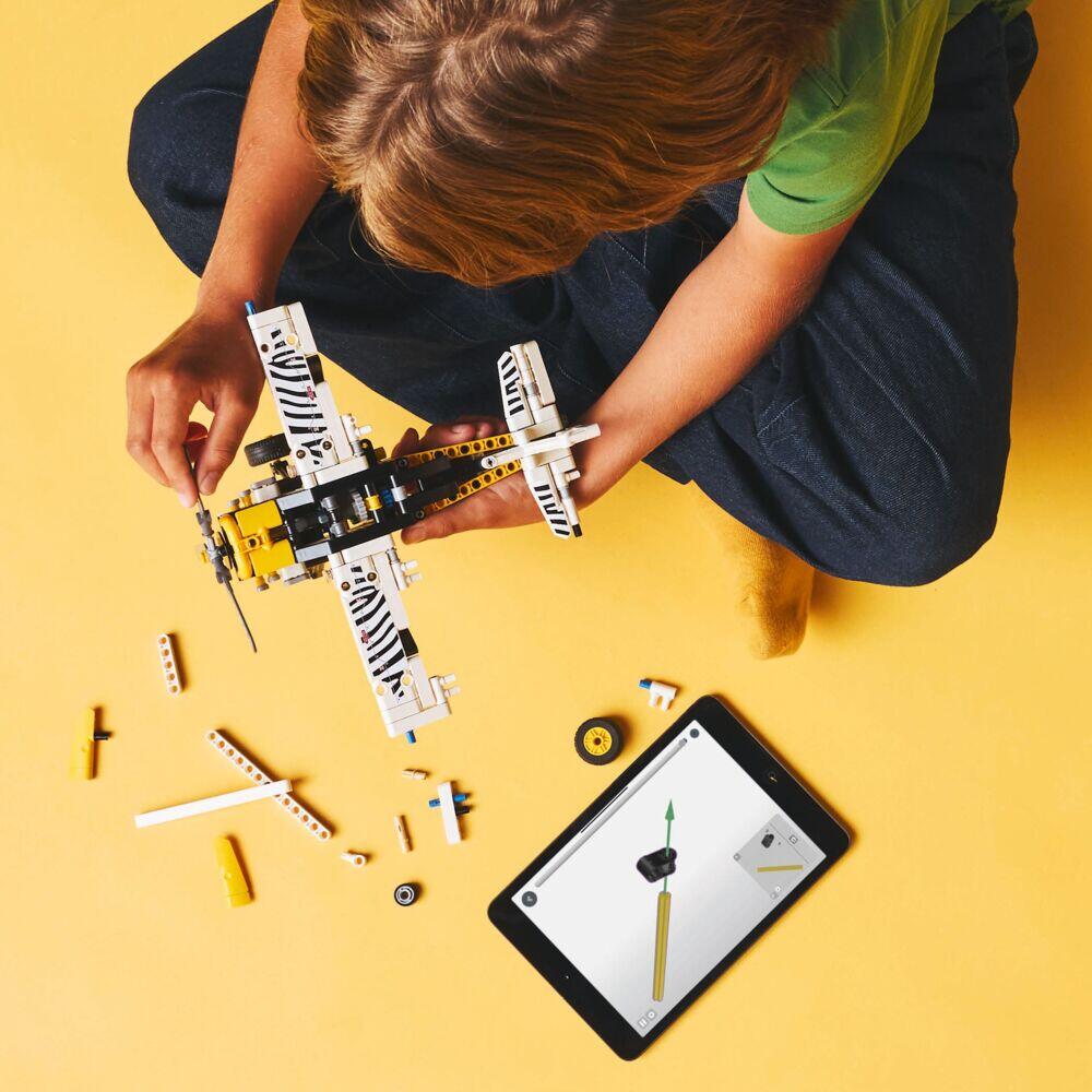 LEGO® Technic Villmarksfly 42198