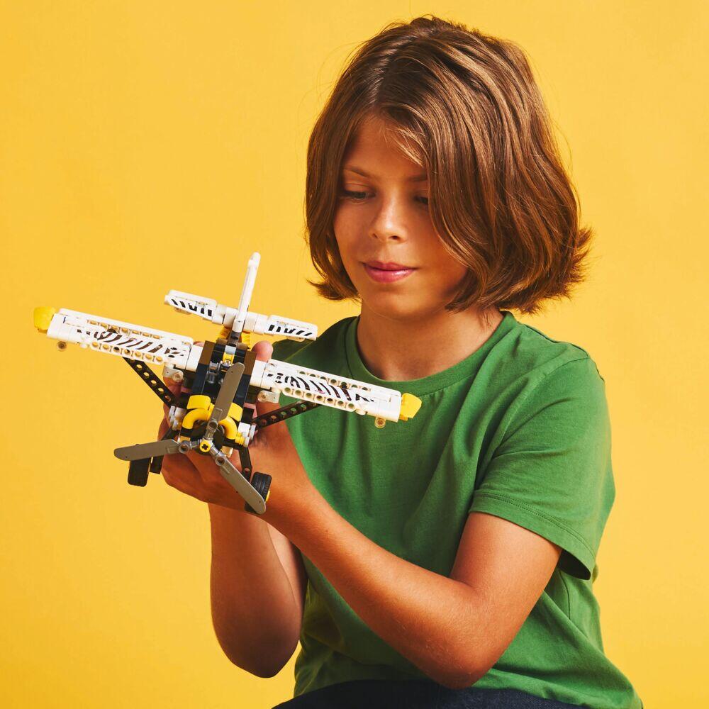 LEGO® Technic Villmarksfly 42198