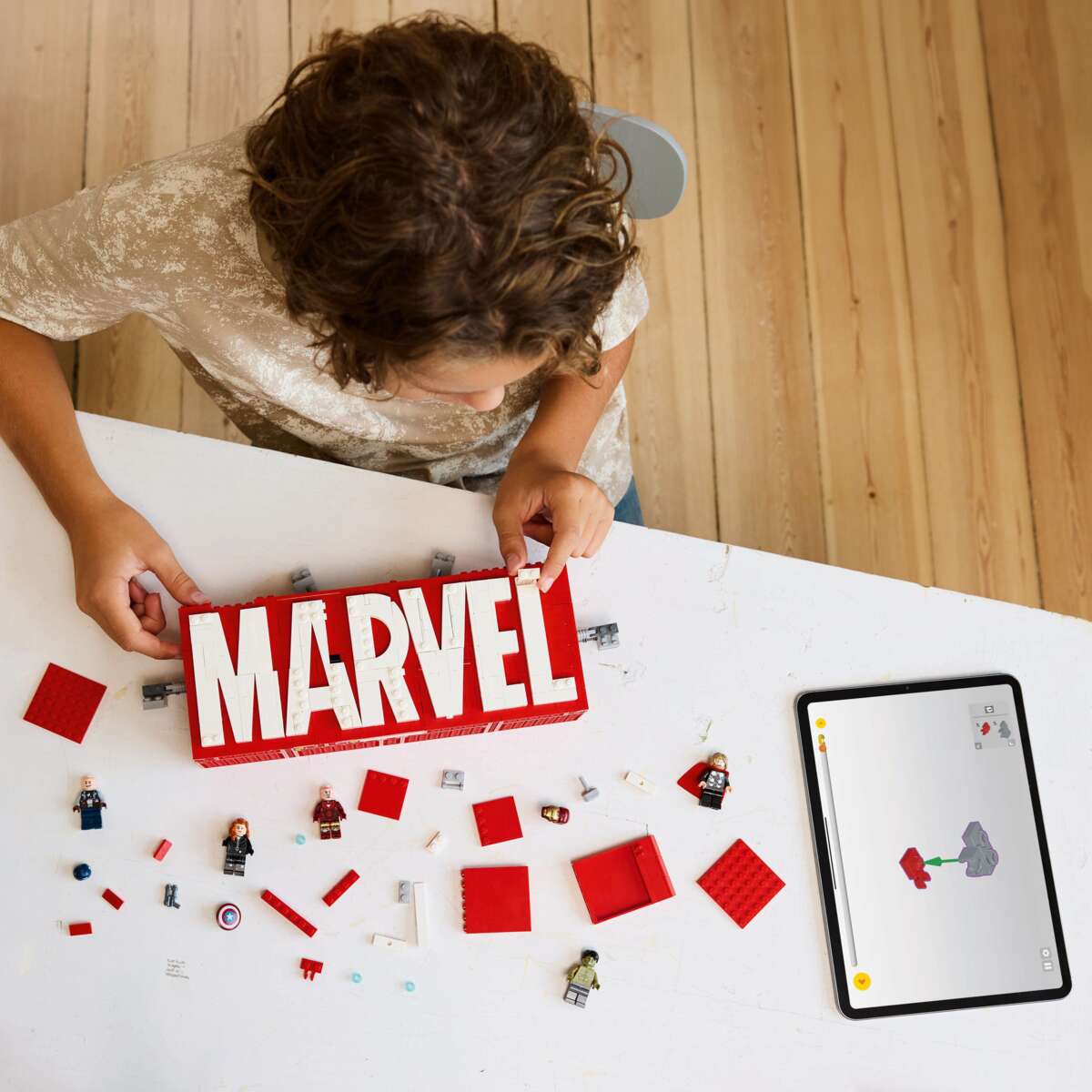 LEGO® Marvel: MARVEL logo og minifigurer 76313