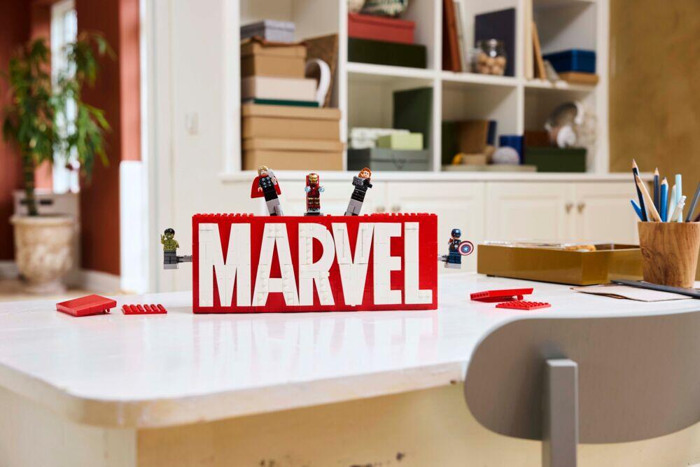 LEGO® Marvel: MARVEL logo og minifigurer 76313