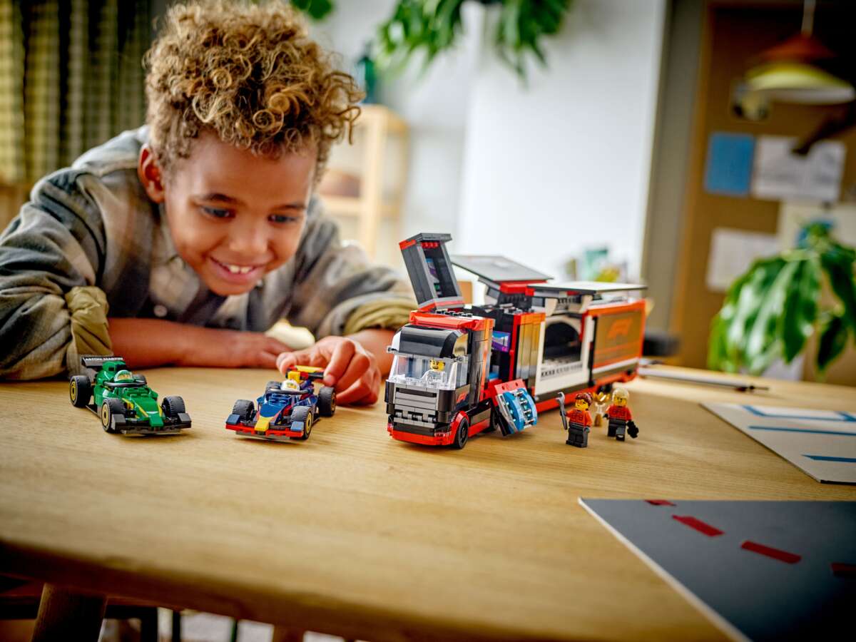 LEGO® City F1®-trailer med F1® RB20 og AMR24 60445