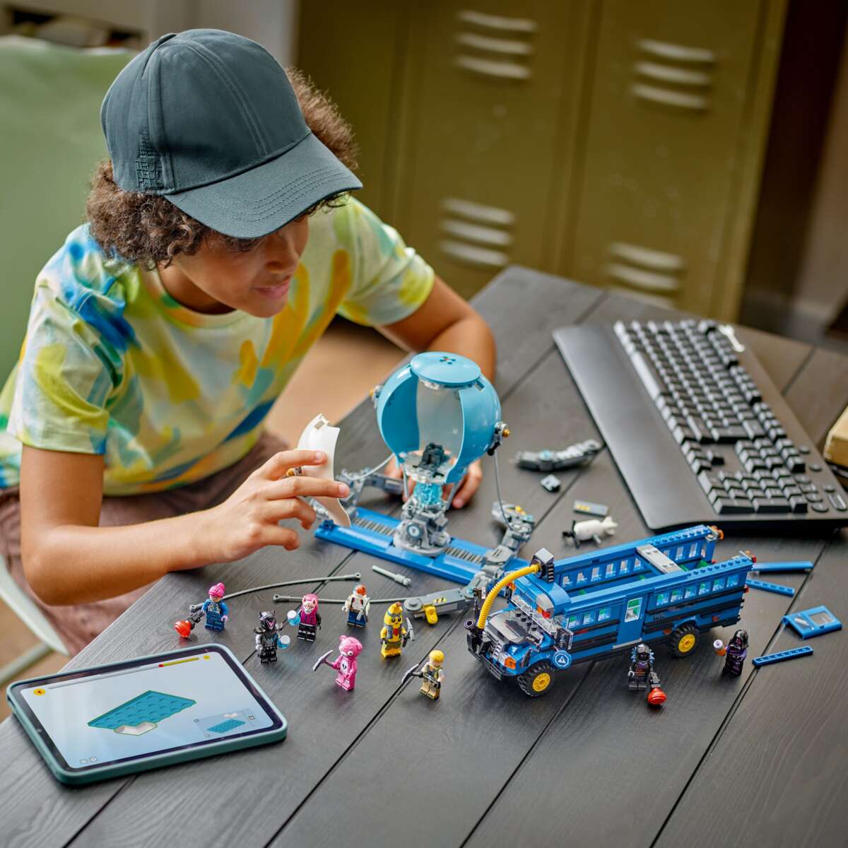 LEGO® Fortnite® Battle Bus 77073