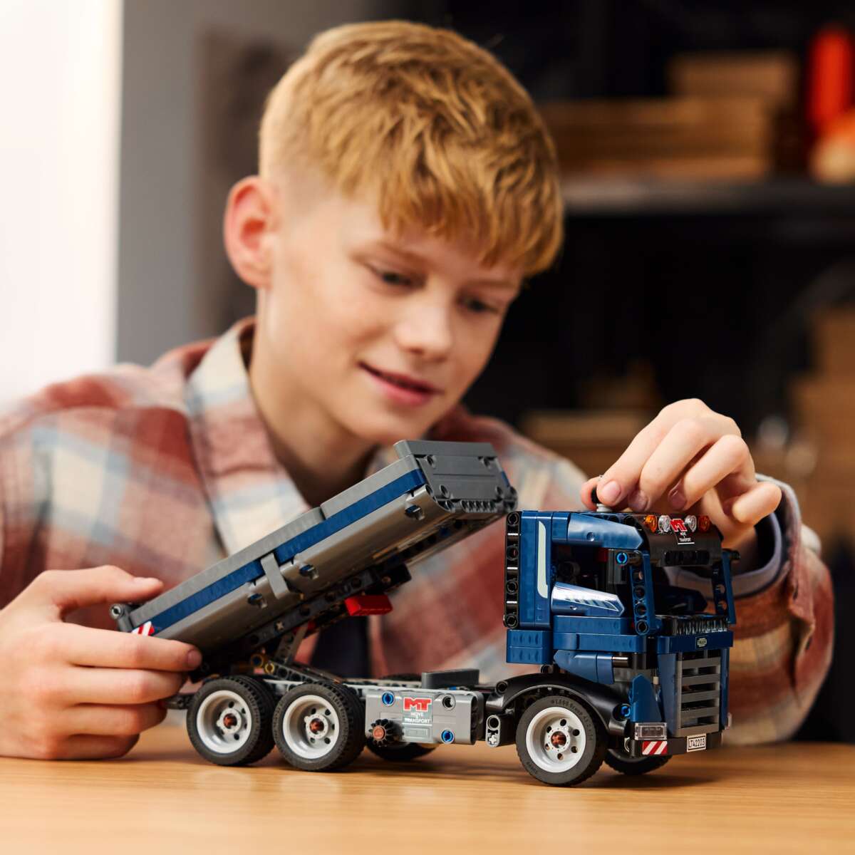LEGO® Technic Lastebil med tipplan 42203