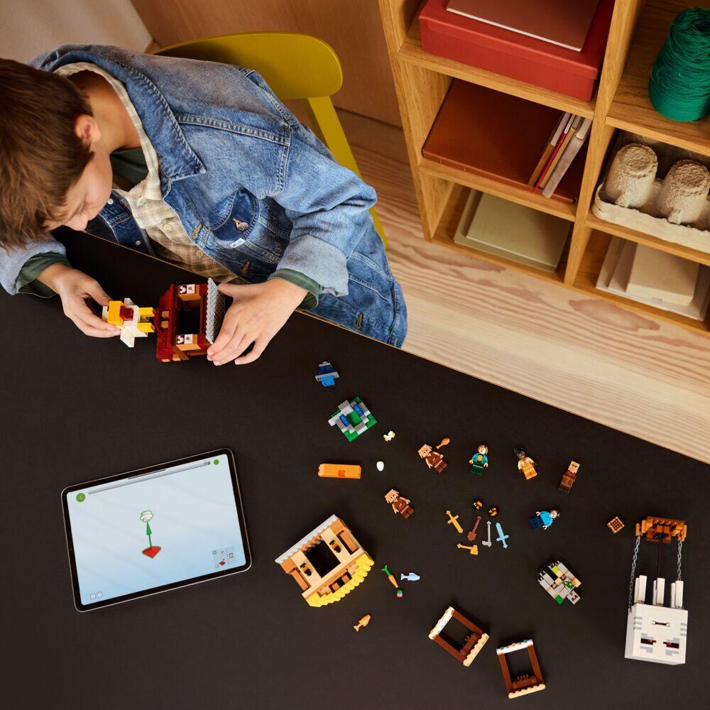 LEGO® Minecraft® Landsbyangrep med Geist-ballong 21273