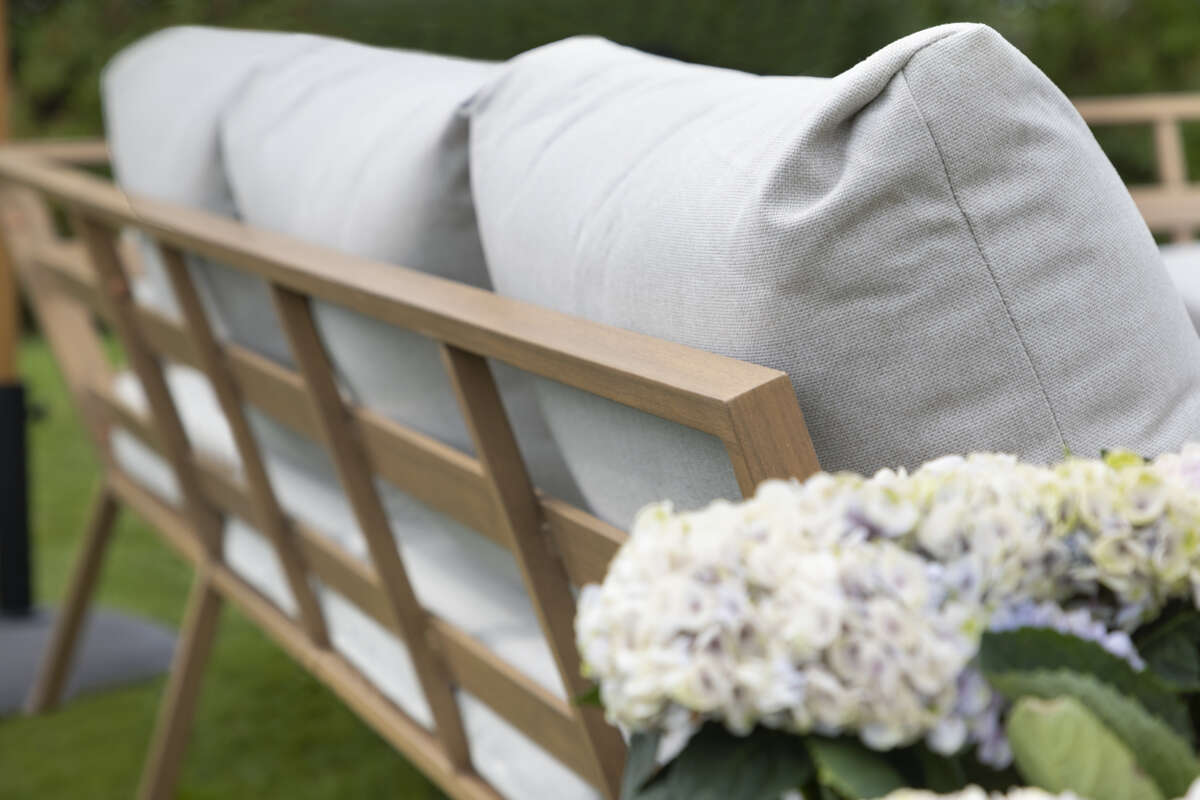 Røst hjørnegruppe teak og beige vanntette putetrekk