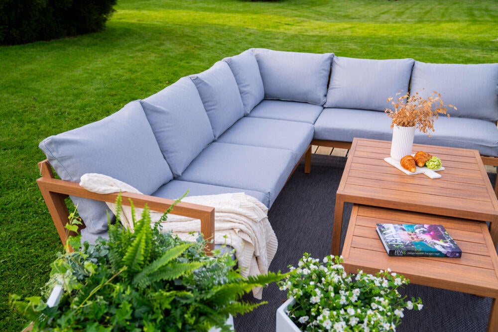 Røst hjørnegruppe teak og lys grå vanntette putetrekk