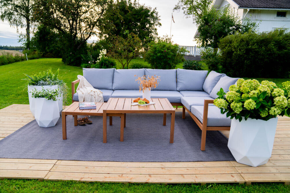 Røst hjørnegruppe teak og lys grå vanntette putetrekk