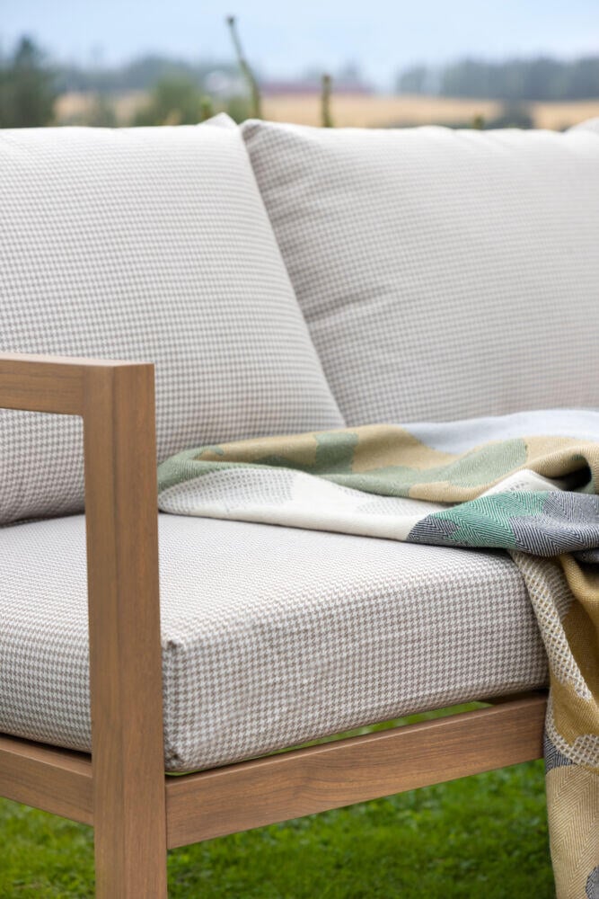 Røst sofagruppe teak og rutet beige vanntette putetrekk