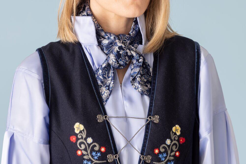 Vevet skjerf til festdrakt