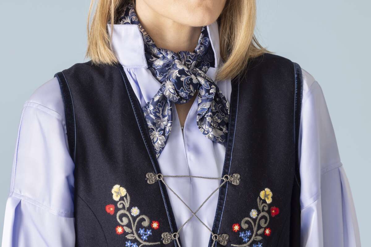 Vevet skjerf til festdrakt