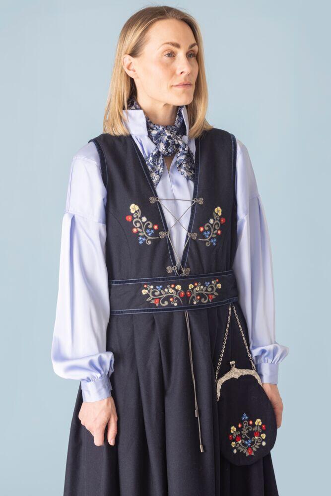 Vevet skjerf til festdrakt