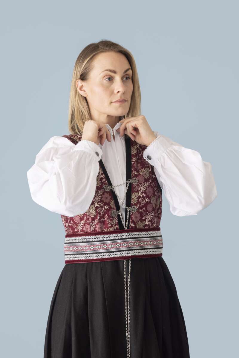 Anne bunadskjorte dame