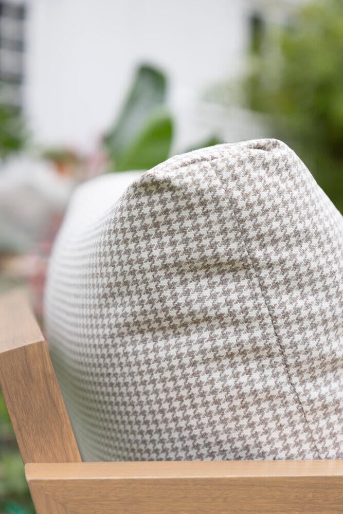 Røst sofagruppe teak og rutet beige vanntette putetrekk