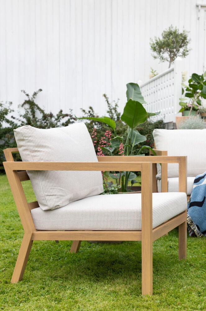 Røst sofagruppe teak og rutet beige vanntette putetrekk