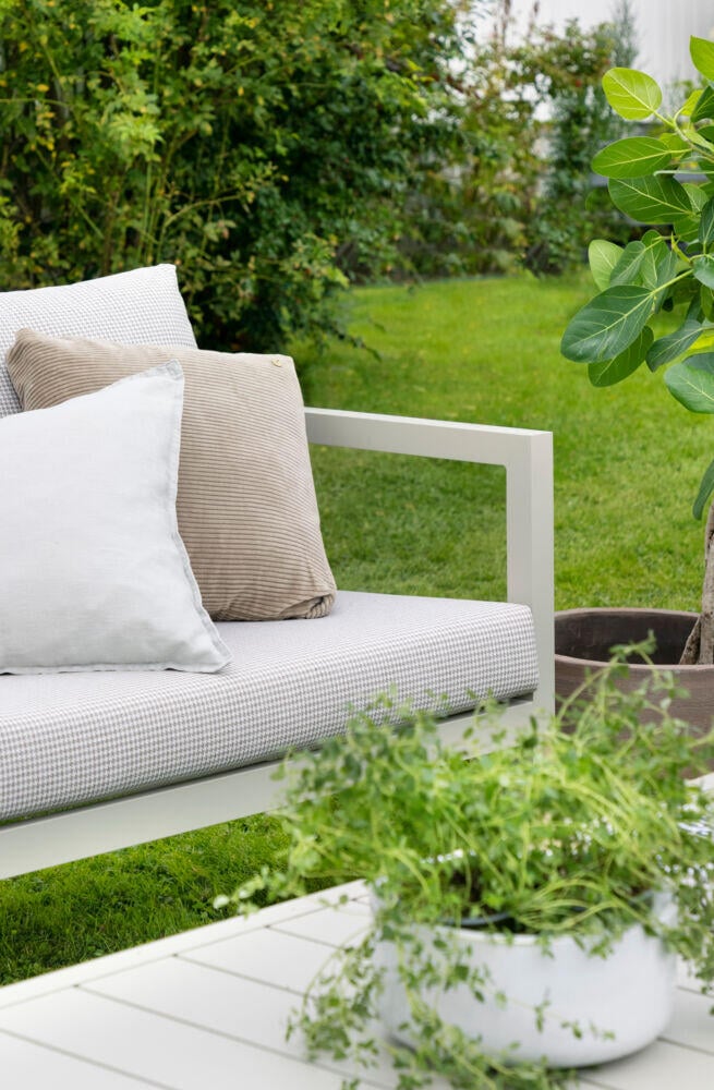 Røst hjørnegruppe kalk og rutet beige vanntette putetrekk