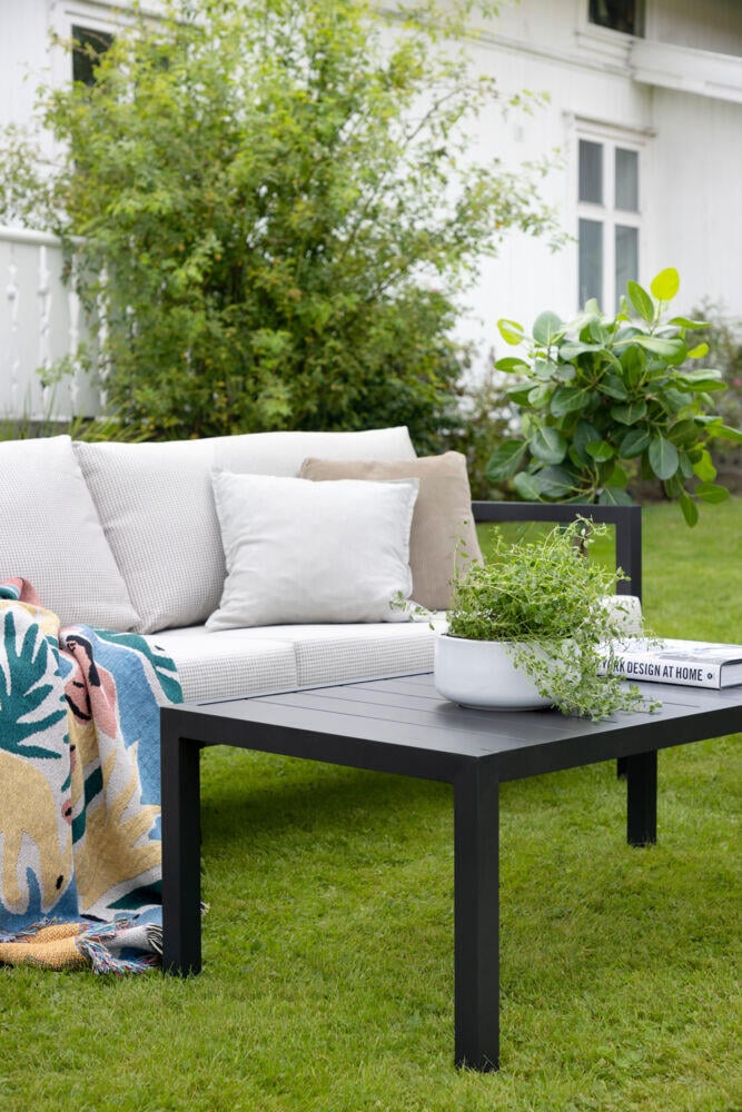 Røst sofagruppe sort og rutet beige vanntette putetrekk