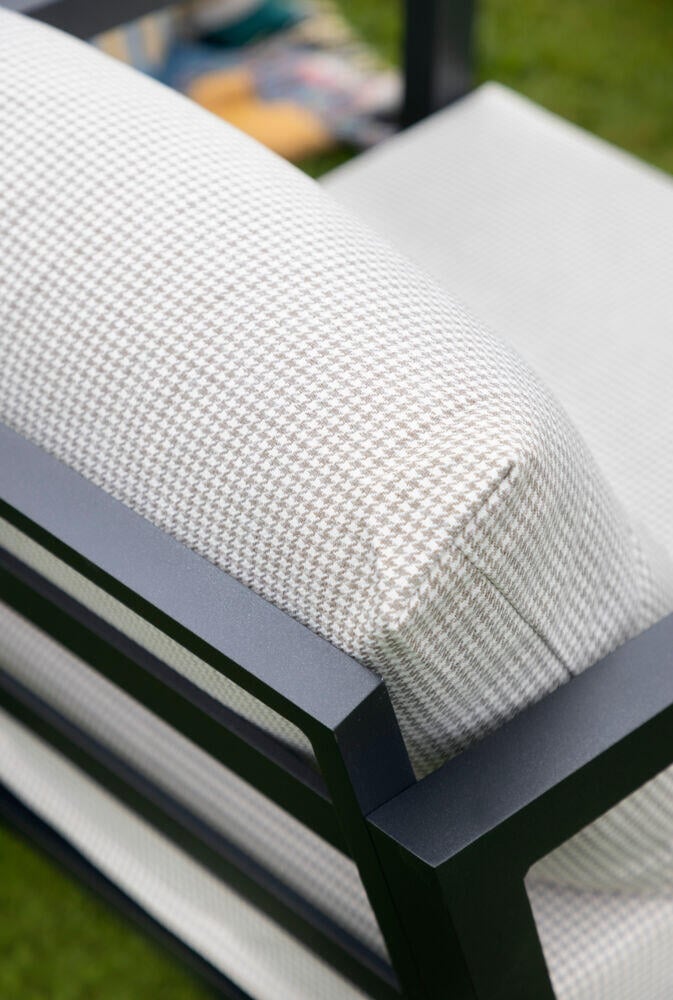 Røst sofagruppe sort og rutet beige vanntette putetrekk