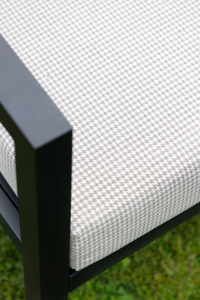 Røst sofagruppe sort og rutet beige vanntette putetrekk